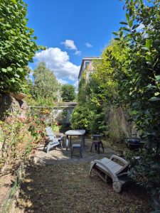✔️ Travaux réalisés :
• Taille des arbustes autour de la terrasse :
• Reprise des formes, suppression du bois mort et éclaircissement.
• Taille légère des haies sur les côtés pour dégager le passage et redonner une forme nette.
• Débroussaillage du sol et nettoyage de l’ensemble de la zone au sol.
• Ramassage et évacuation de tous les déchets verts.
• Le jardin apparaît maintenant net, propre, aéré et accessible, avec la terrasse dégagée Entretien d’un espace détente à Tours avec taille des arbustes, débroussaillage du sol et évacuation des déchets verts.